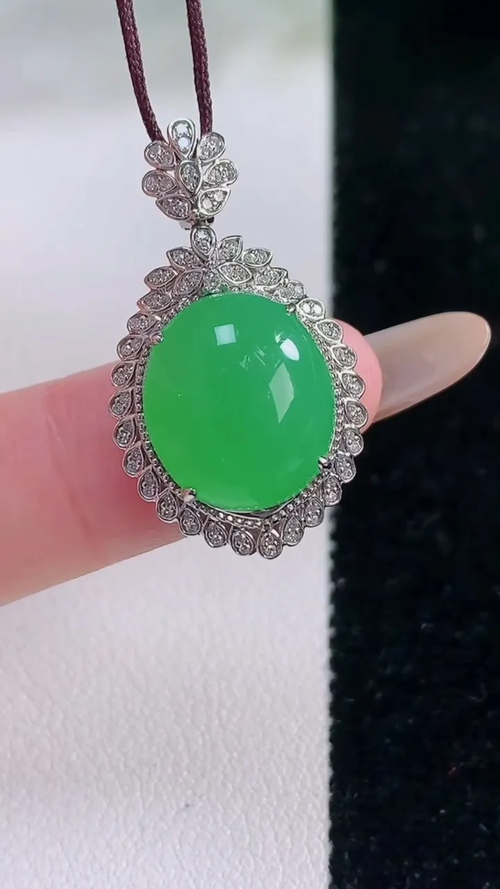 天然A货翡翠蛋面吊坠，尺寸28.8-16.6-8.8，裸石13.4-12.3重量:4.88g
12月2日