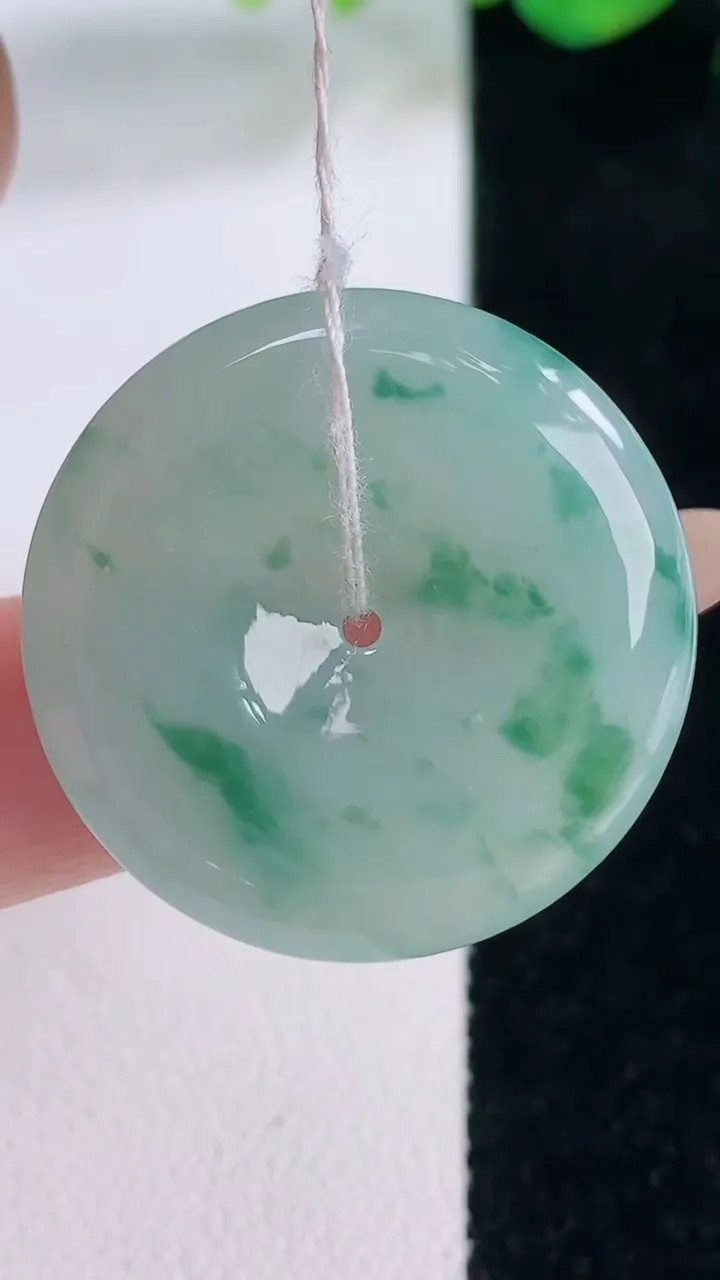 天然A货翡翠冰种飘花平安扣吊坠，尺寸28.7-6，重量:10.55g
12月2日