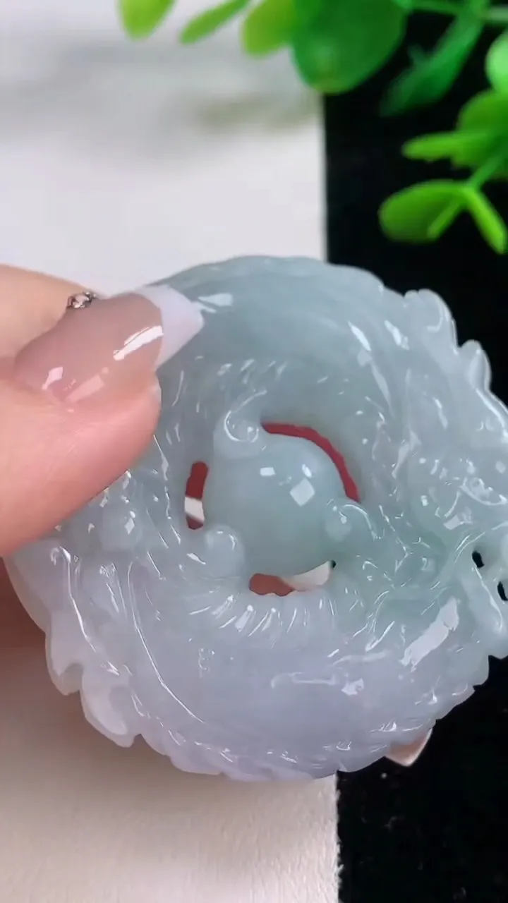 天然A货翡翠紫罗兰双龙戏珠 龙牌吊坠，尺寸49.5-50.8-11，重量:49.72g12月2日
工厂直销收藏佳品,种好水足，色泽均匀，有种有色，上手高大气！