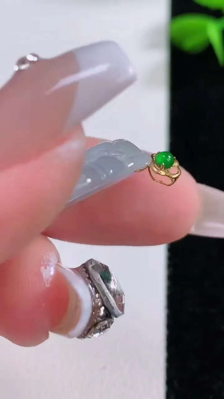 天然A货翡翠种飘花佛公吊坠，尺寸24.5-23-5.6，重:4.51g
12月2日