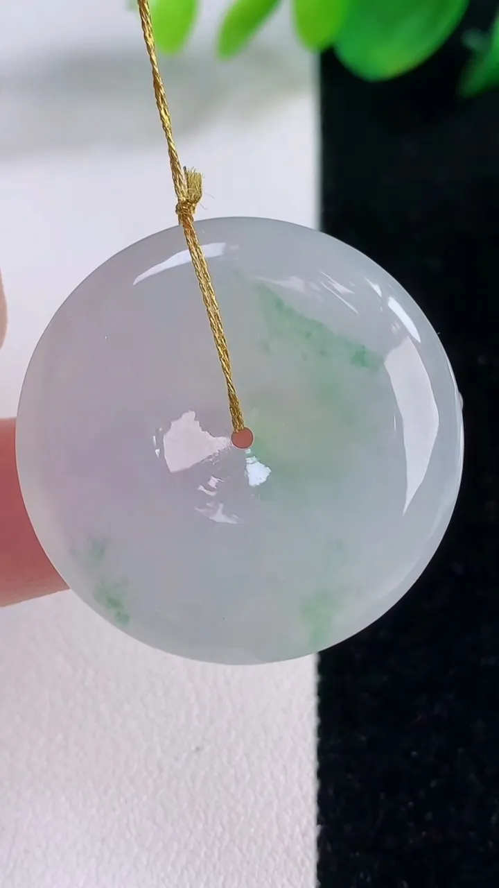 天然A货翡翠平安扣吊坠，尺寸32-6，重量:13.14g
12月2日