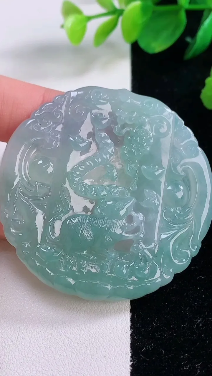 天然A货翡翠生肖鼠吊坠，尺寸53.5-54.7-4.3，重量:26.98g
12月2日