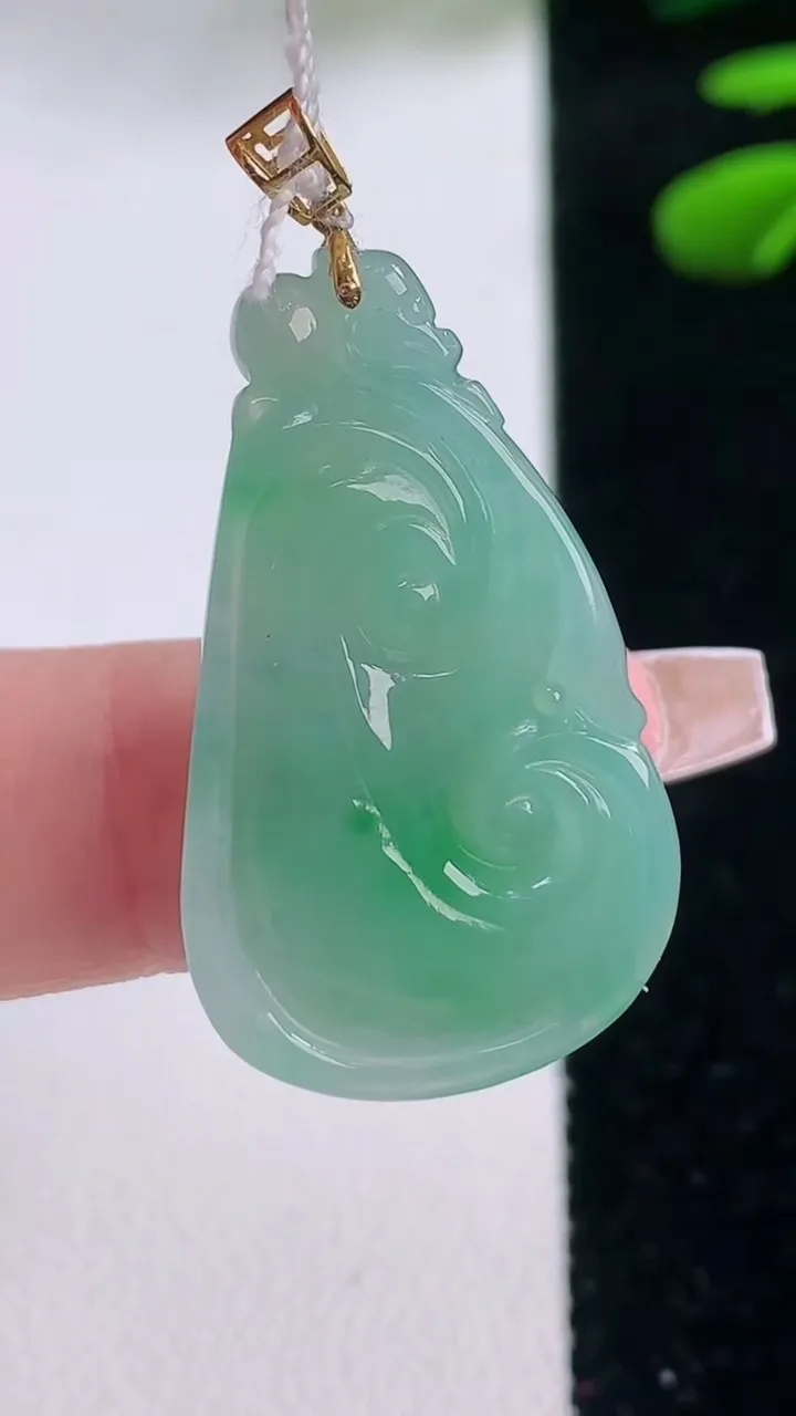 天然A货翡翠如意吊坠，尺寸31.4-18.5-4.9，重量:5.54g
12月2日