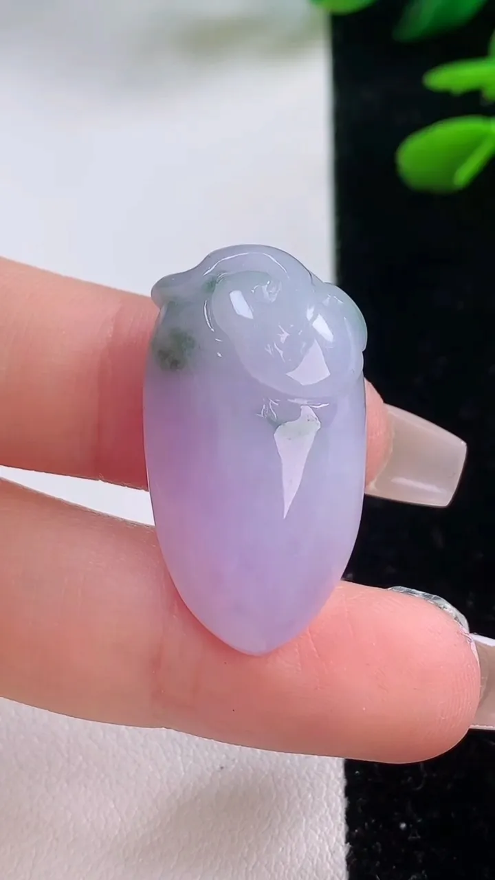 天然A货翡翠紫罗兰飘花寿桃吊坠，尺寸30-16.7-9，重量:8.94g
12月2日