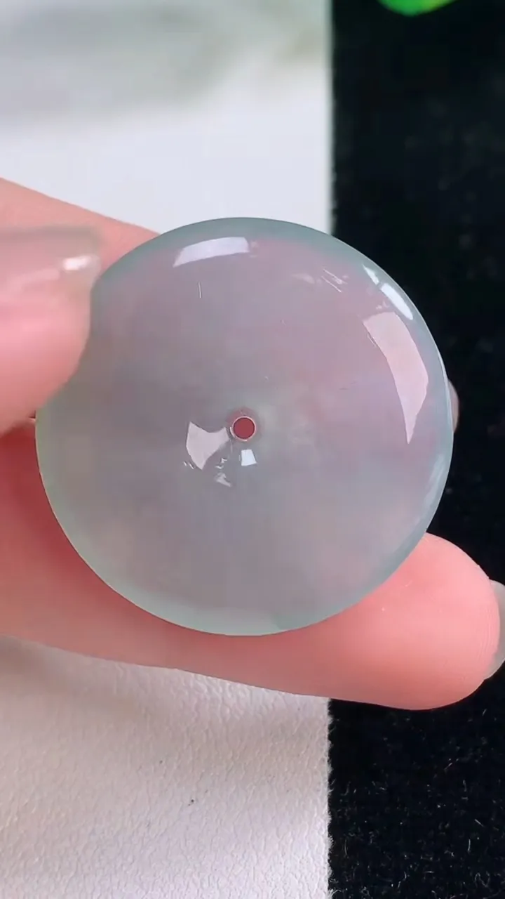 天然A货翡翠平安扣吊坠，尺寸29.7-5.3，重量:8.88g
12月2日