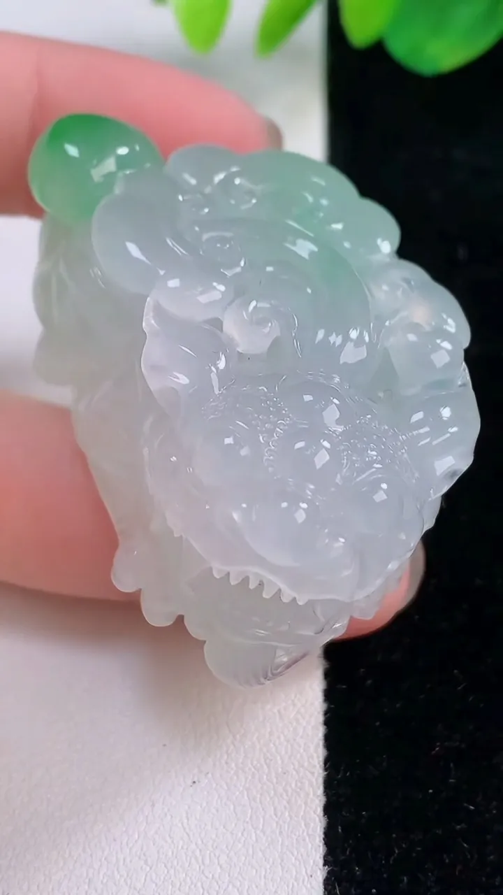 天然A货翡翠貔貅吊坠，尺寸46-30.5-21.7，重量:64.24g
12月2日