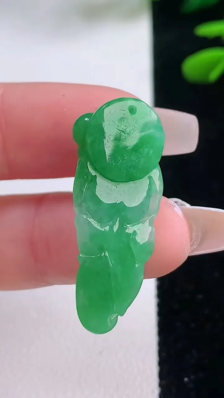 天然A货翡翠年年有余吊坠，尺寸32.2-13.5-7.6，重量:5.10g
12月2日