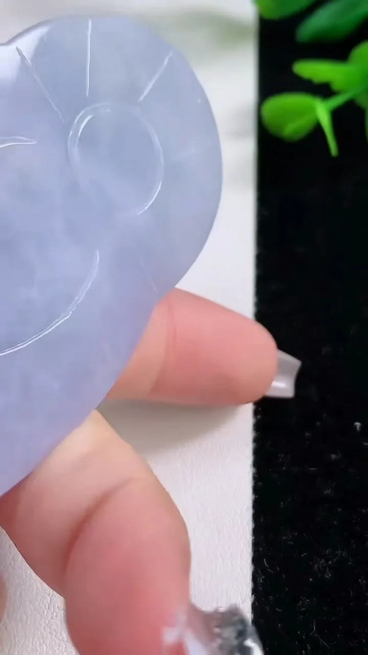 天然A货翡翠紫罗兰千手观音吊坠，尺寸78-45-9，重:50.06g
12月2日