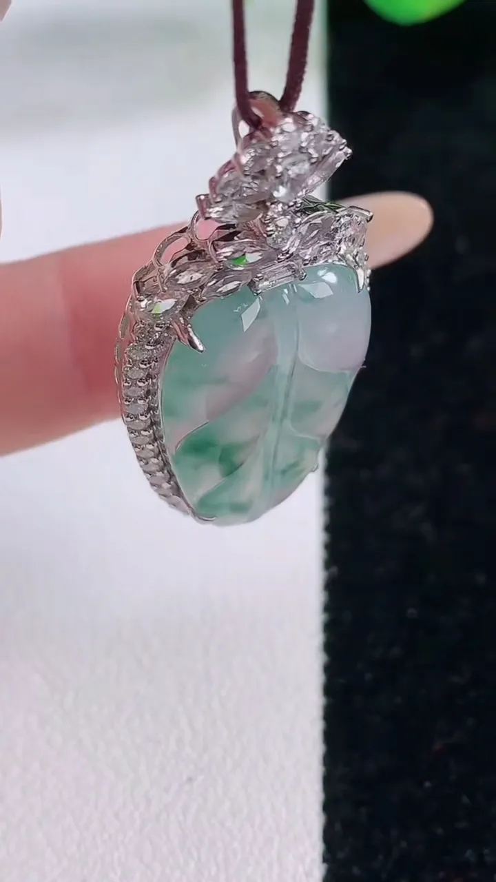 天然A货翡翠种飘花金枝玉叶 叶子吊坠，尺寸38.4-18.6-7.8，裸石24.3-15.3重量:6.08g
12月2日
