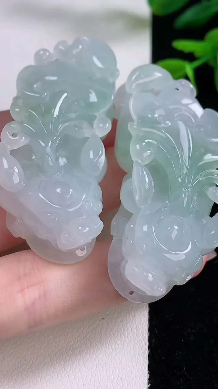 天然A货翡翠貔貅吊坠一对，尺寸55-23-14，重:34.97g
12月2日