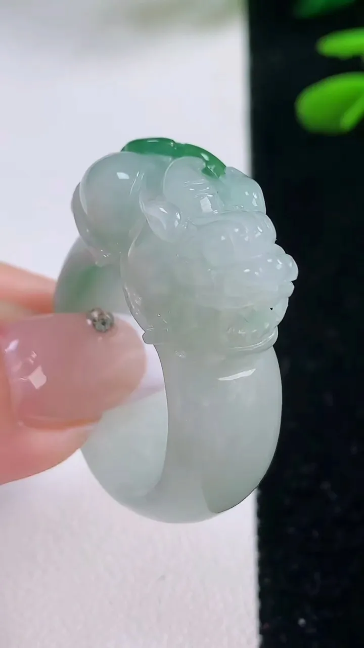 天然A货翡翠飘花貔貅指环扳指，尺寸21.7-25.3-13-11.5，重量:16.42g2025年12月2日
工厂直销收藏佳品,种好水足，色泽均匀，有种有色，上手高大气！