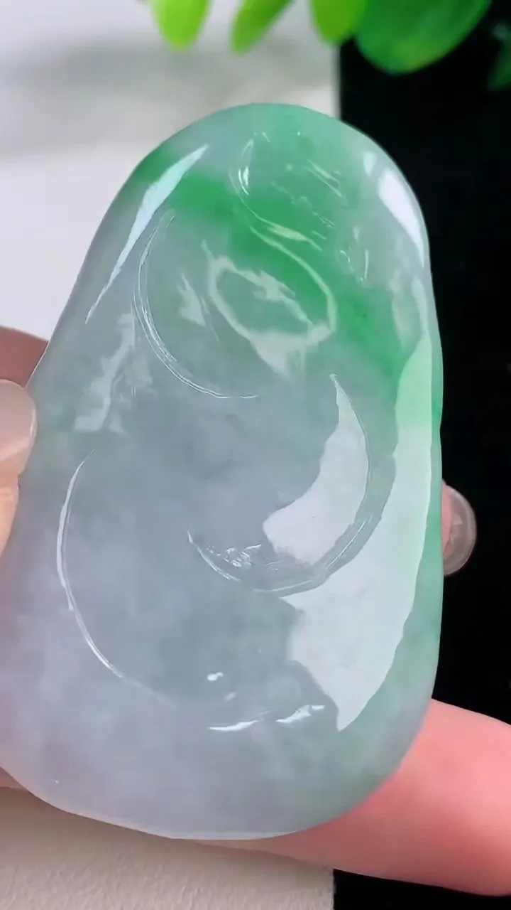 天然A货翡翠逍遥佛吊坠，尺寸55.3-35-12，重量:45.68g
12月2日