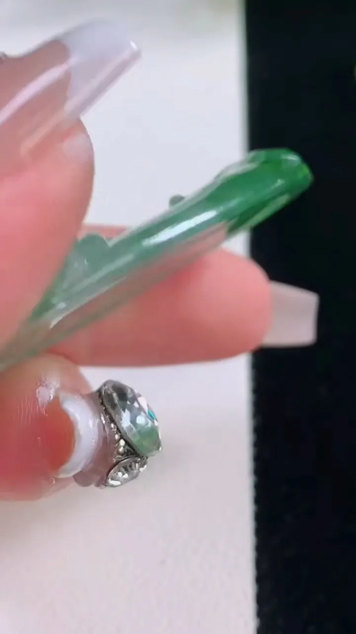 天然A货翡翠山水牌吊坠，尺寸46.5-30-5，重量:15.29g
12月2日