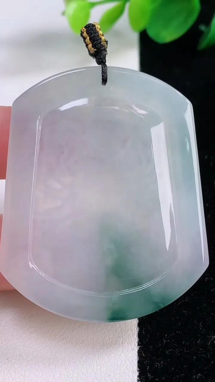 天然A货翡翠飘花千手观音吊坠，尺寸53.4-43.6-5.2，重量:27.37g
12月2日