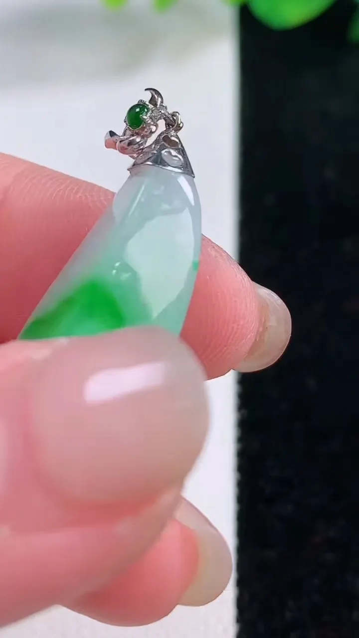 天然A货翡翠随形吊坠，尺寸31.6-13.3-8.8，重量:5.85g
12月2日