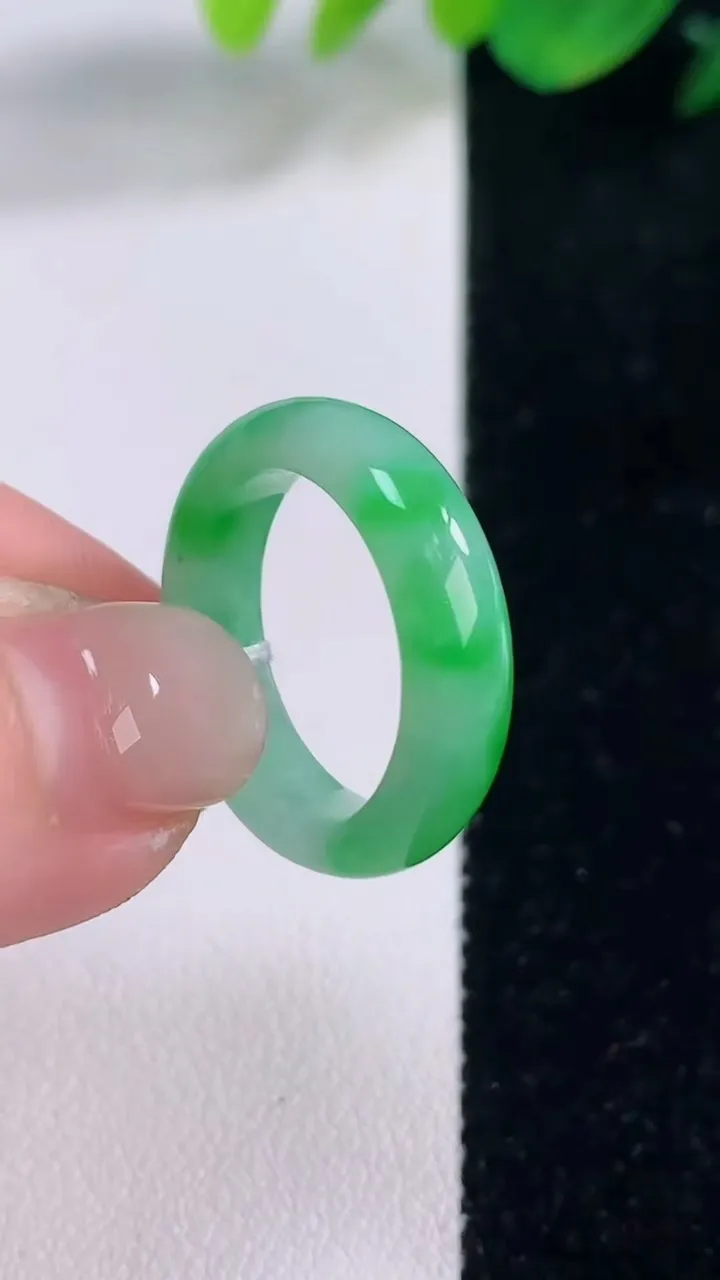 天然A货翡翠指环戒指，尺寸17-5-3，重量:3.53g2025年12月2日
工厂直销收藏佳品,种好水足，色泽均匀，有种有色，上手高大气！