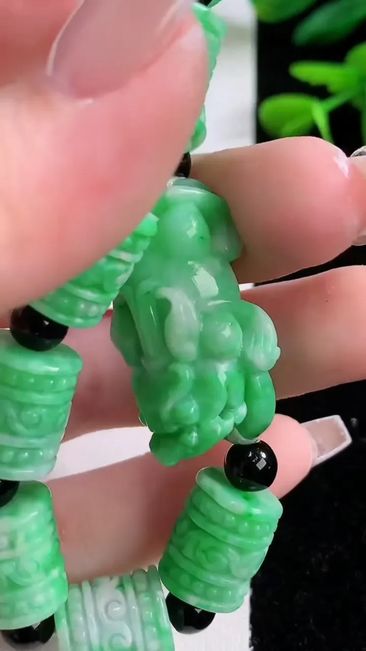 天然A货翡翠路路通手串，尺寸12.7-10.5，重:40.03g12月2日
工厂直销收藏佳品,种好水足，色泽均匀，有种有色，上手高大气！