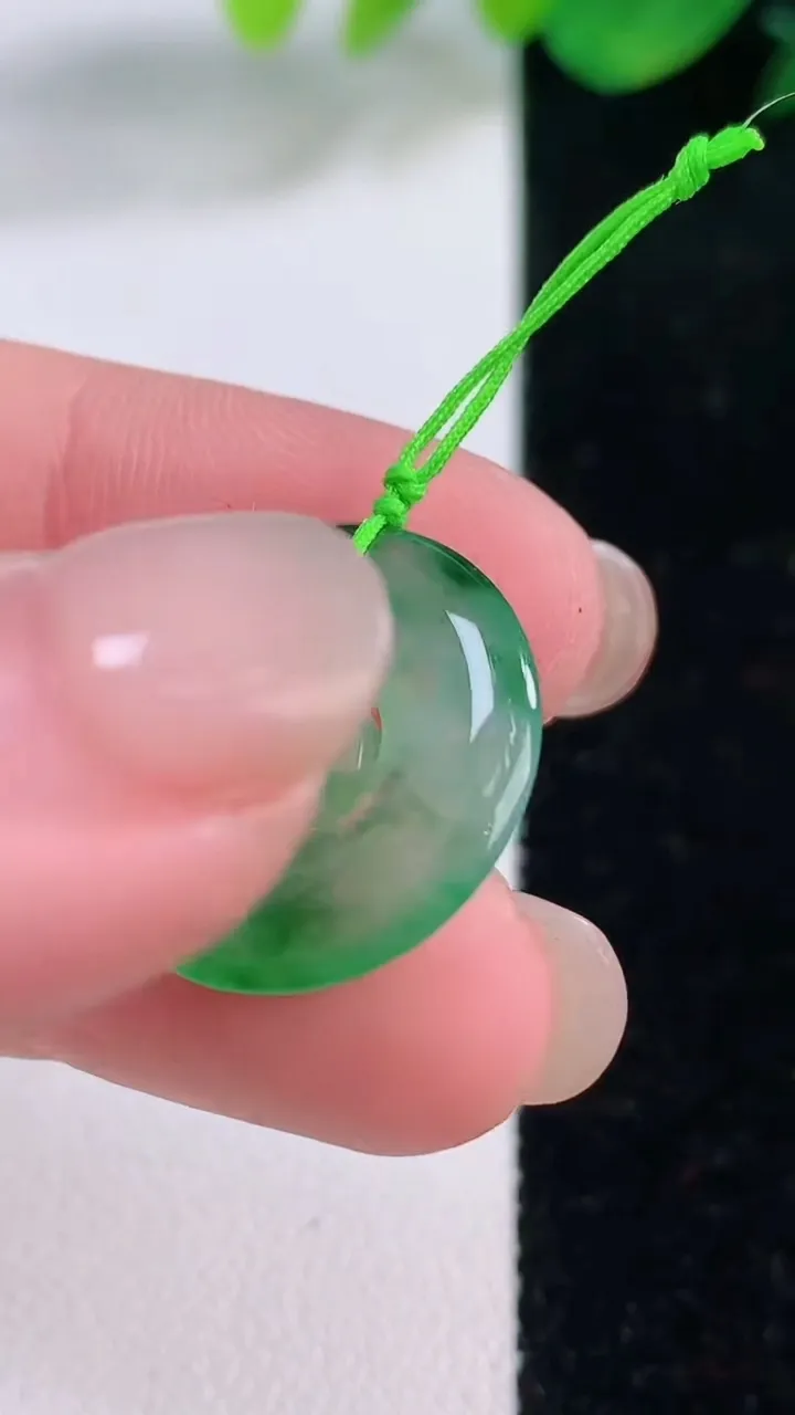 天然A货翡翠母子平安扣吊坠，尺寸19.2-2.6，重量:2.15g
12月2日