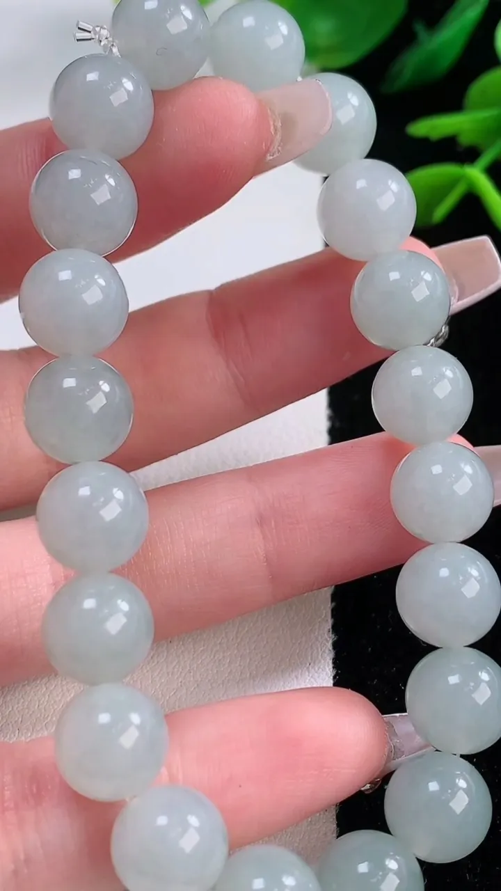 天然A货翡翠圆珠手串，尺寸9.7-20颗，重量:31.85g12月2日
工厂直销收藏佳品,种好水足，色泽均匀，有种有色，上手高大气！