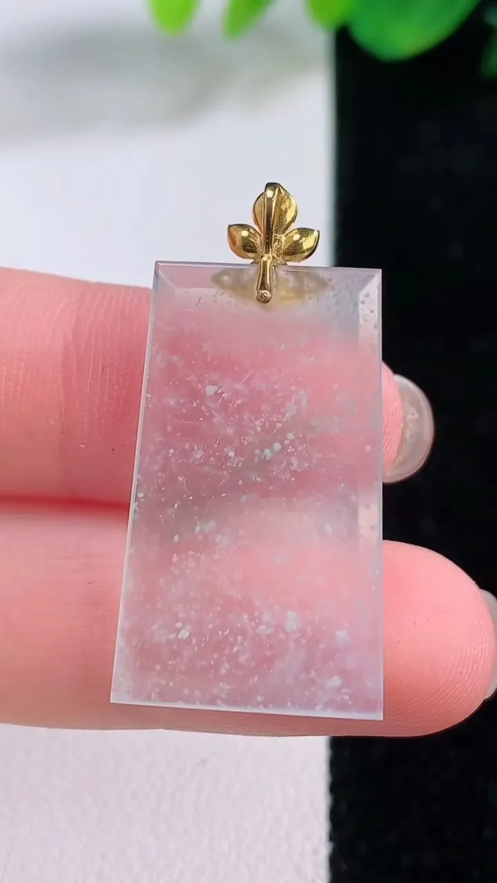 天然A货翡翠无事牌吊坠，尺寸28.8-17-2.5，重量:3.54g
12月2日