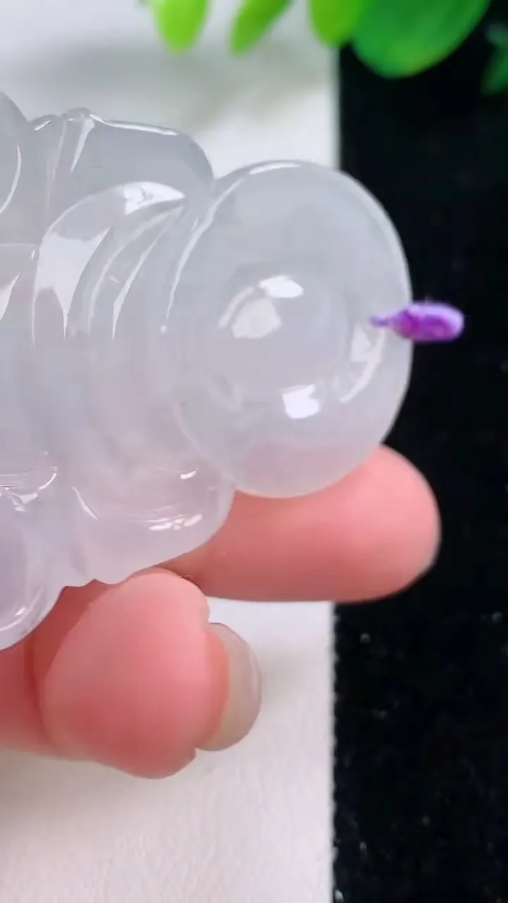 天然A货翡翠观音菩萨吊坠，尺寸52.2-37.2-5.4，重量:17.43g
12月2日