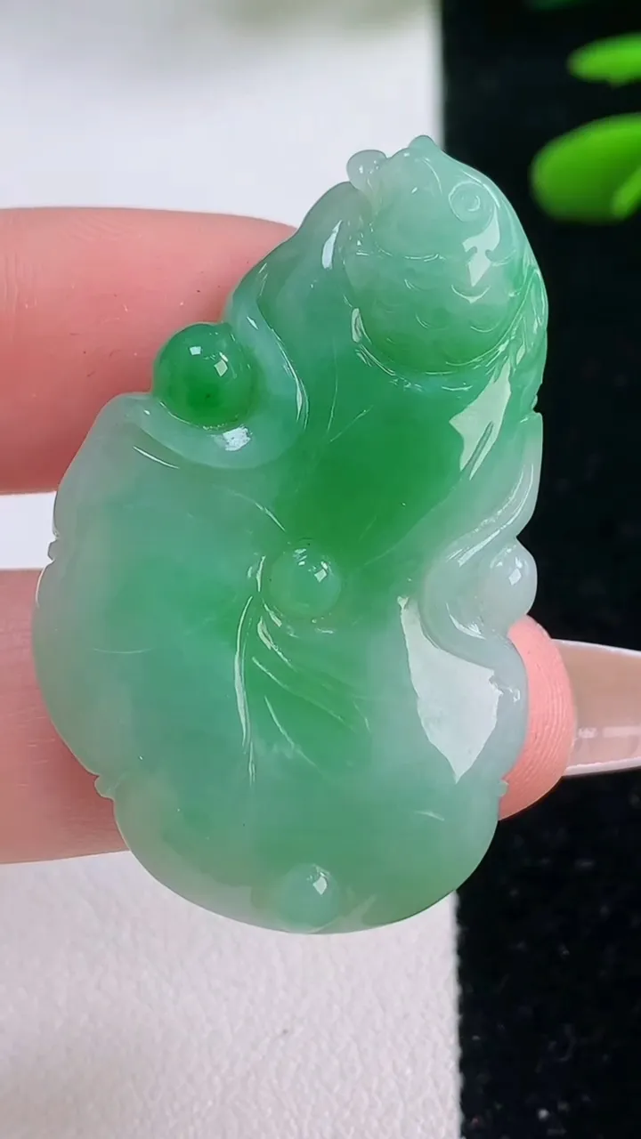 天然A货翡翠年年有余吊坠，尺寸40.5-25-5.7，重量:11.52g
12月2日