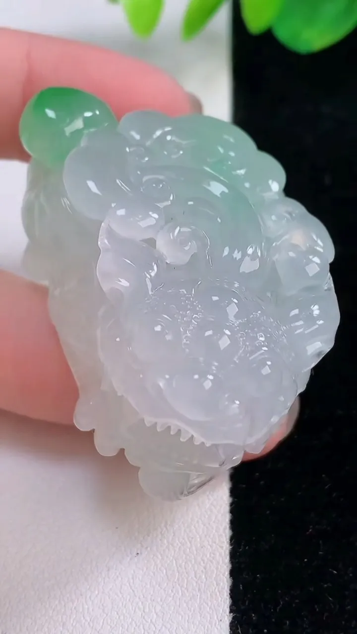 天然A货翡翠貔貅吊坠，尺寸46-30.5-21.7，重量:64.24g
12月2日