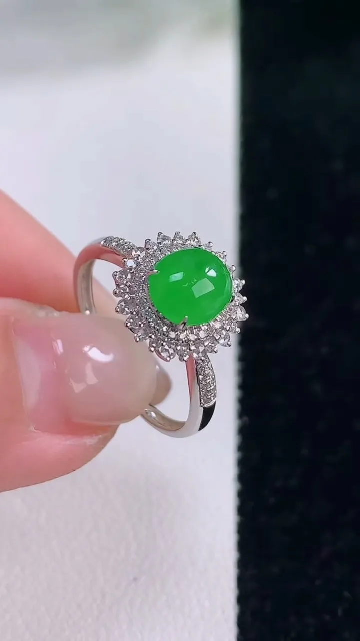 天然A货翡翠蛋面戒指，尺寸17.6-6.5-5.8-7.7，重量:2.22g2025年12月2日
工