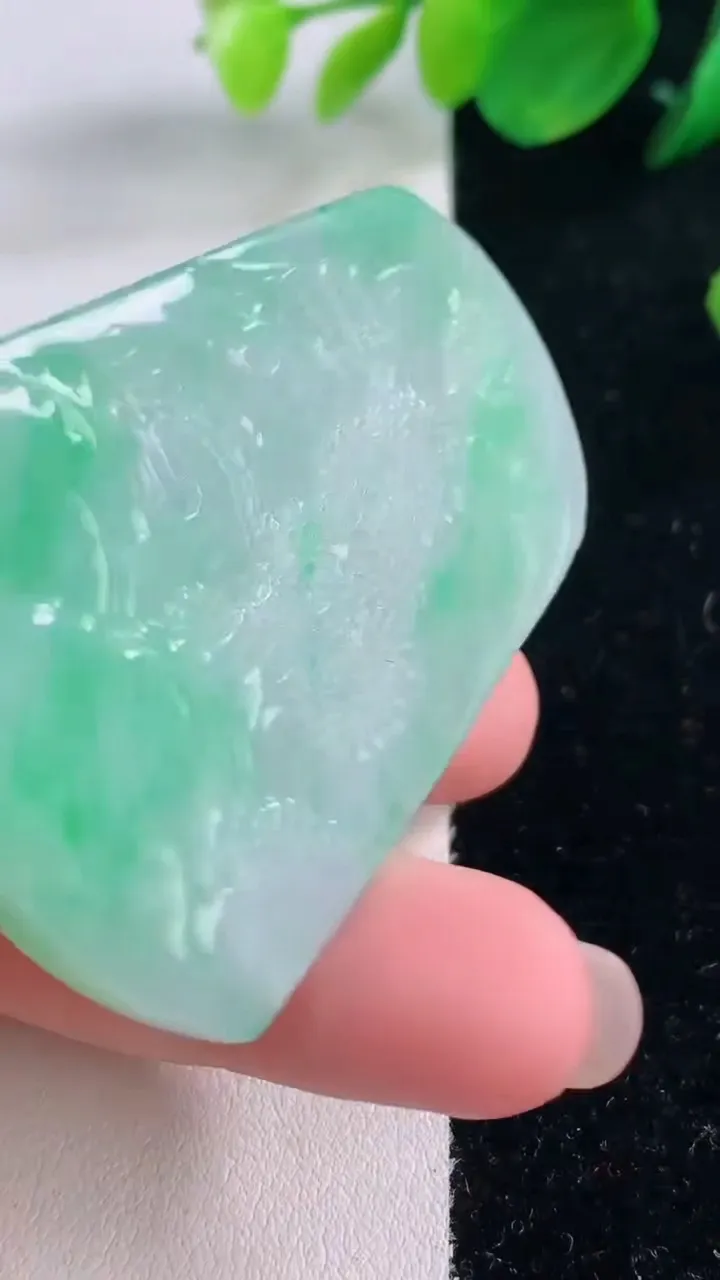 天然A货翡翠山水牌吊坠，尺寸57-39.4-6.2，重量:33.84g
12月2日