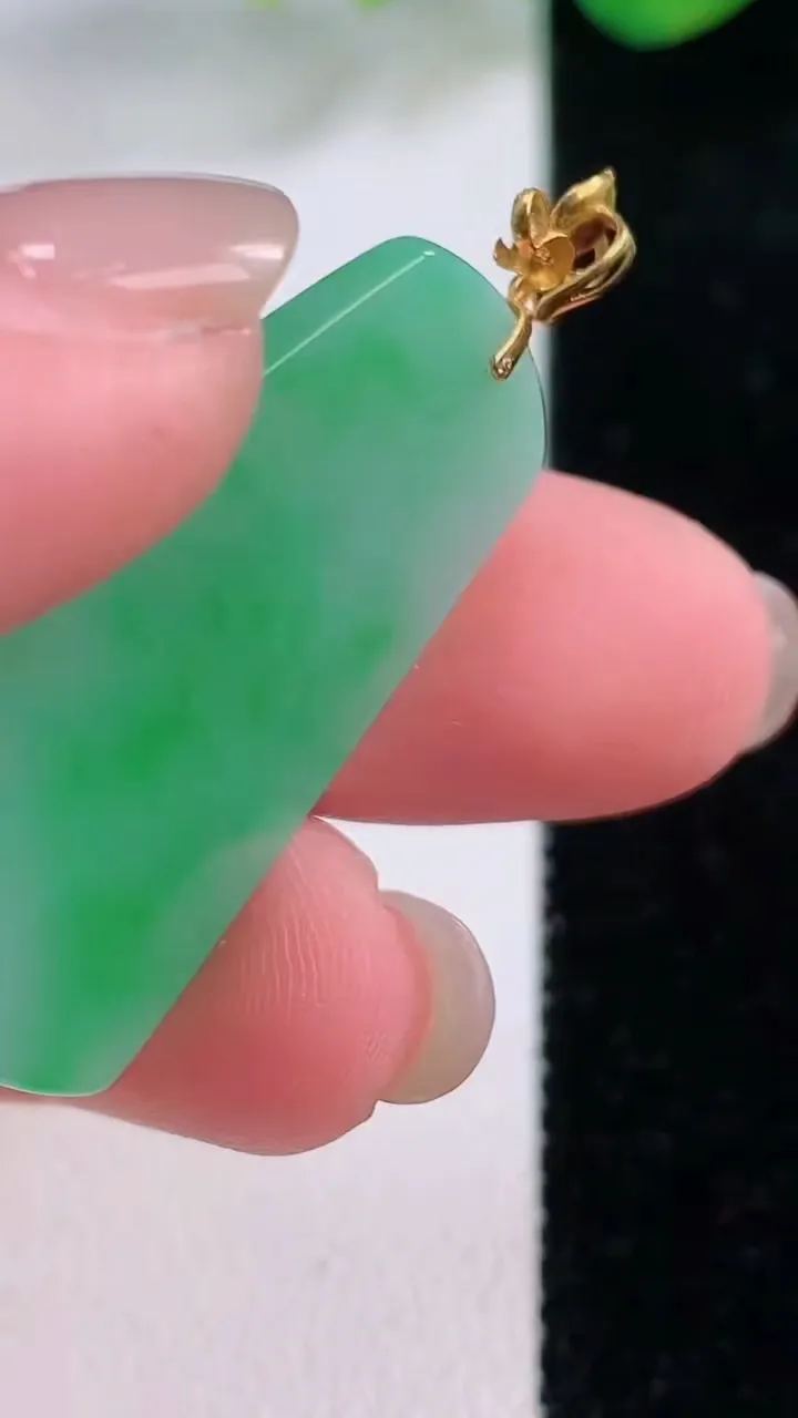 天然A货翡翠无事牌吊坠，尺寸34-22.5-2.8，重量:5.72g
12月2日