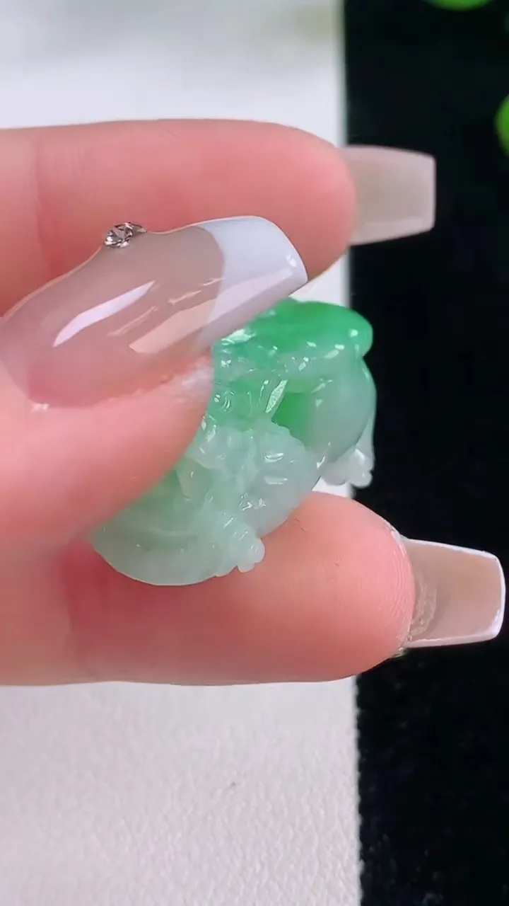 天然A货翡翠貔貅吊坠，尺寸25-13-13，重量:10.35g
12月2日