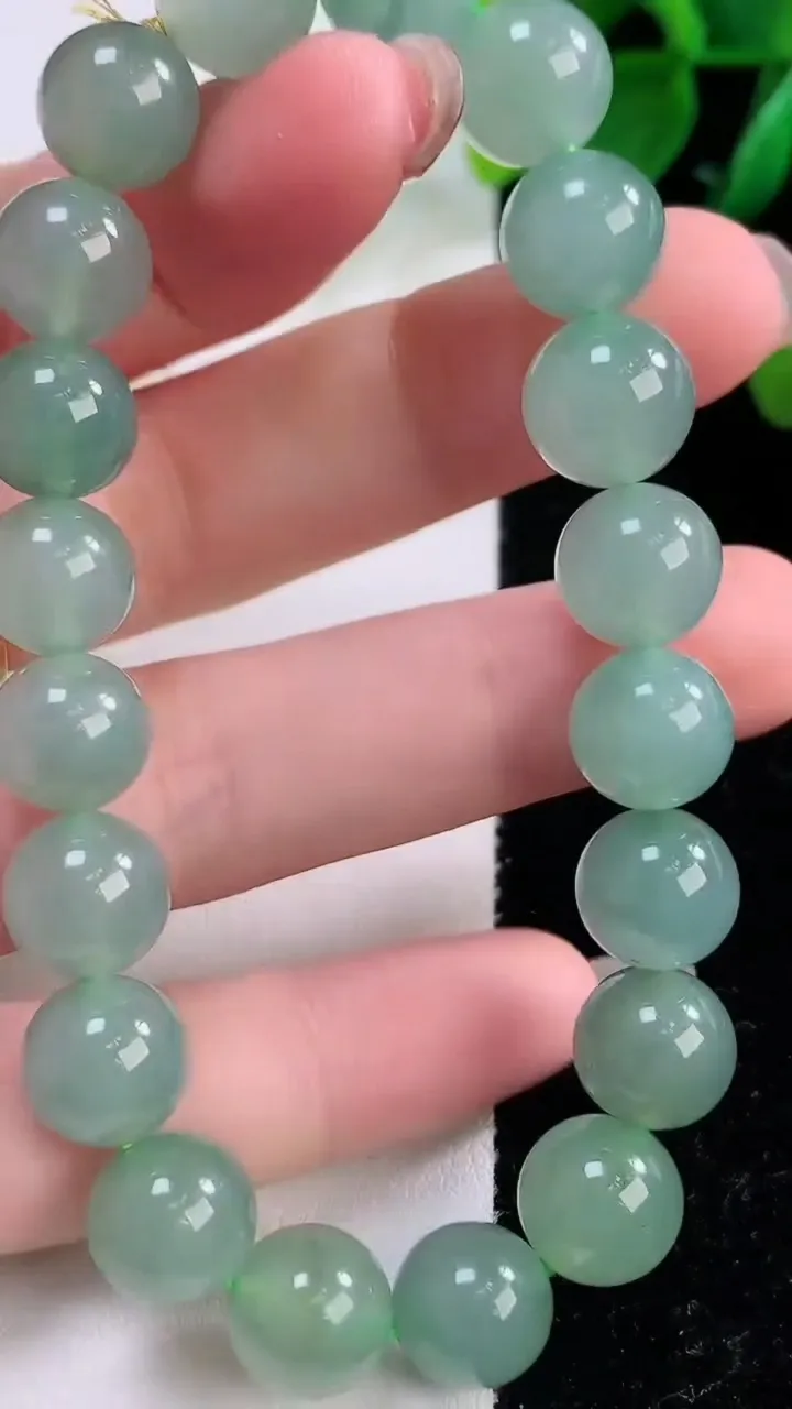 天然A货翡翠圆珠手串，尺寸10-20颗，重量:34.28g12月2日
工厂直销收藏佳品,种好水足，色泽均匀，有种有色，上手高大气！