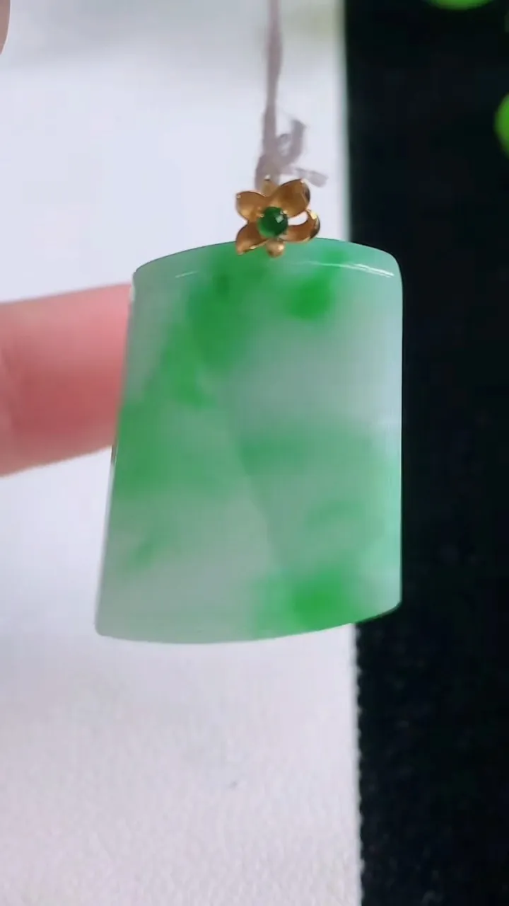 天然A货翡翠无事牌吊坠，尺寸38.5-22.7-2.5，重量:6.51g
12月3日