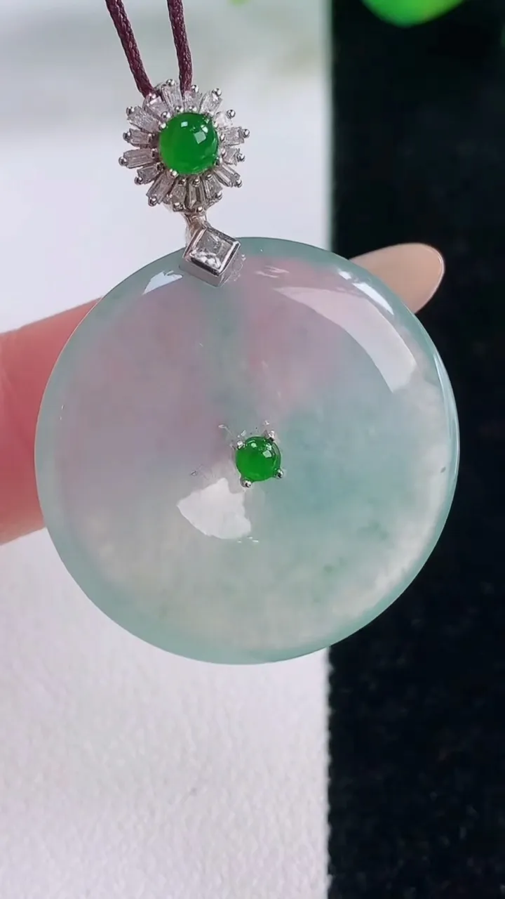 天然A货翡翠种飘花平安扣吊坠，尺寸27-4.6，重量:9.82g
12月2日