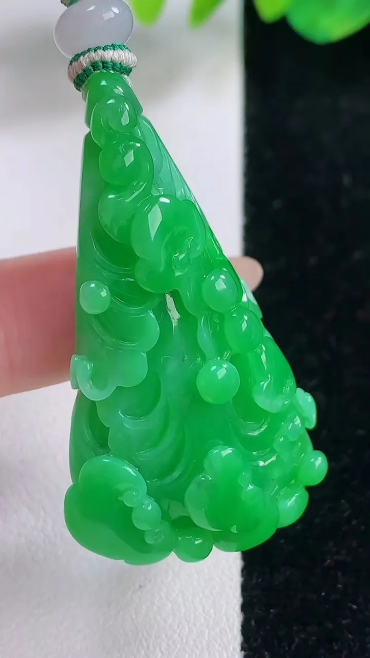 天然A货翡翠白菜吊坠，尺寸44.4-27.6-16.5，重量:27.91g
12月2日