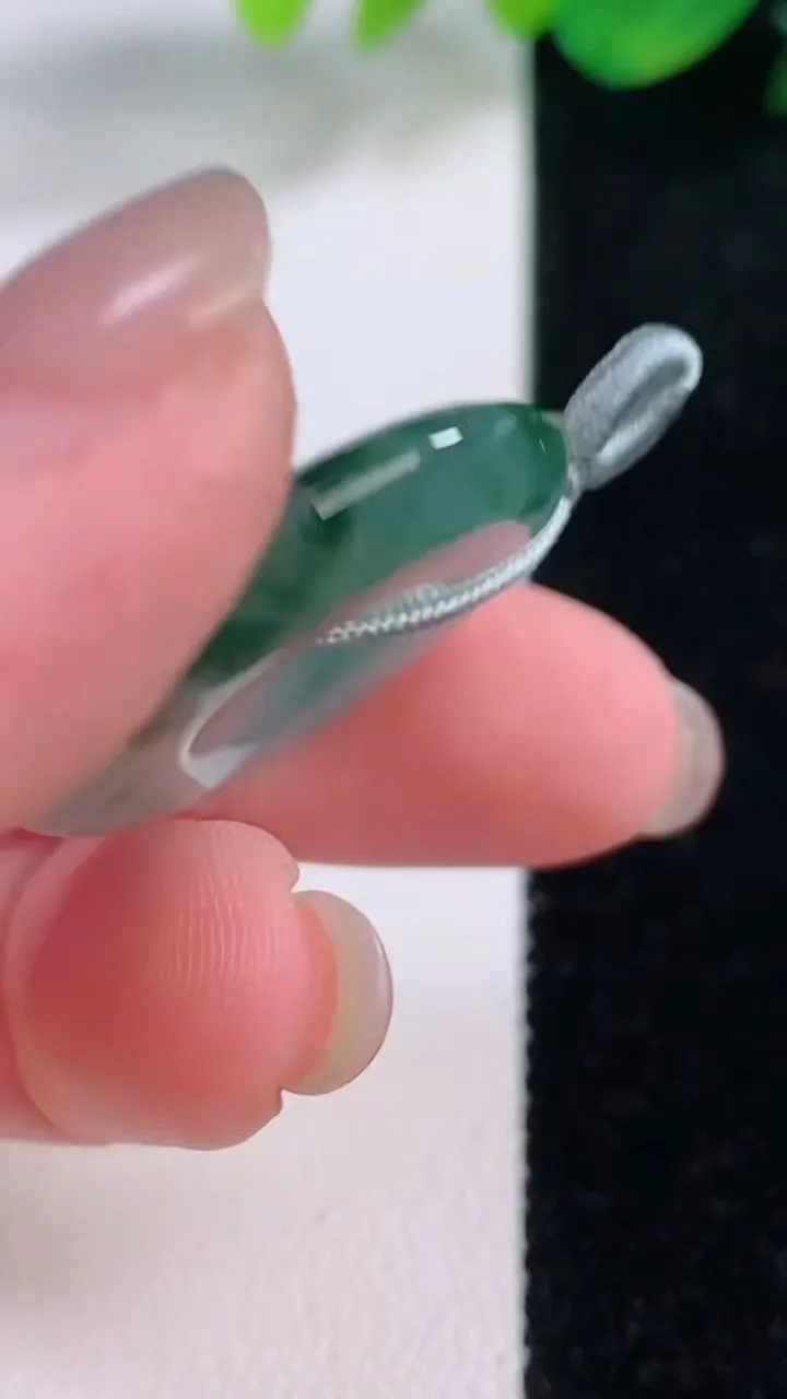 天然A货翡翠冰种飘花平安扣吊坠，尺寸27.8-5.3，重量:8.91g
12月2日