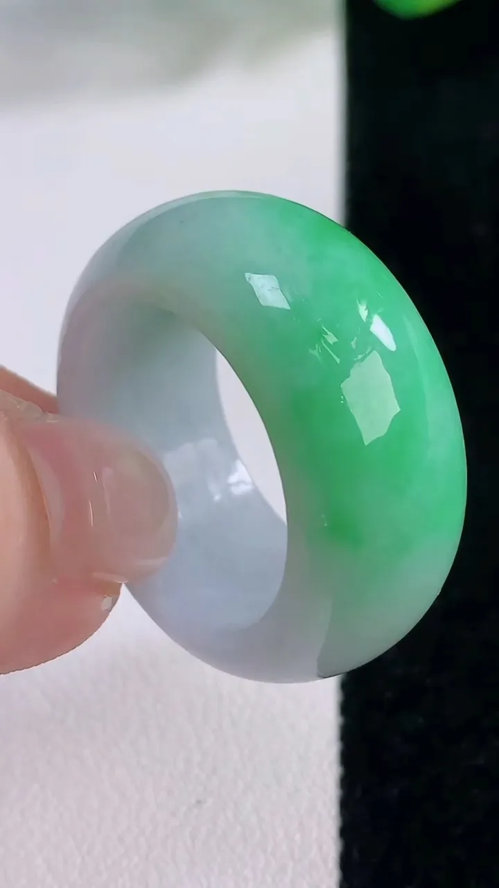 天然A货翡翠指环扳指，尺寸21.5-11.8-4.8，重量:14.90g2025年12月2日
工厂直销收藏佳品,种好水足，色泽均匀，有种有色，上手高大气！