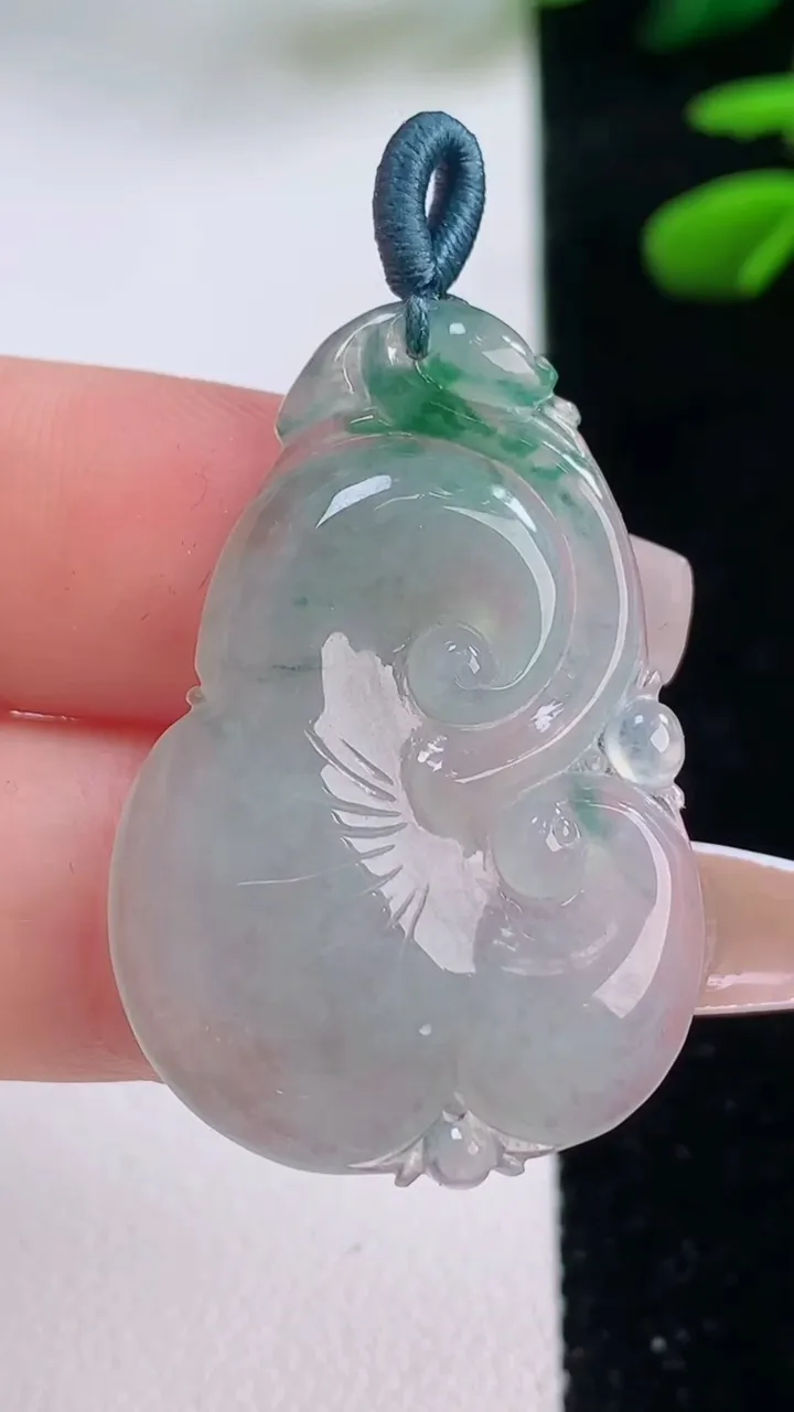 天然A货翡翠冰种飘花如意吊坠，尺寸34.5-23.8-4.2，重量:5.77g
12月2日