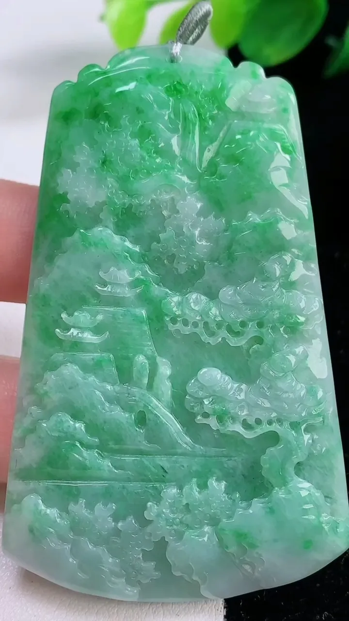 天然A货翡翠山水牌吊坠，尺寸70.3-43.3-4.6，重量:31.20g
12月2日