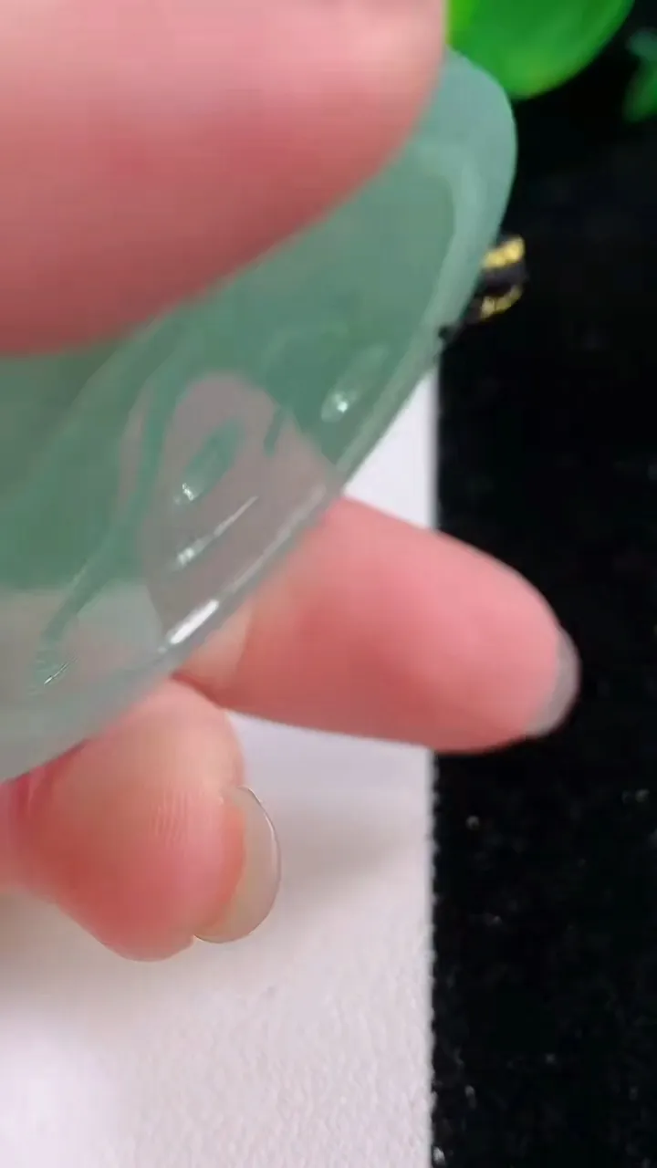 天然A货翡翠不动明王吊坠，尺寸52-42.2-5.6，重量:25.37g
12月2日