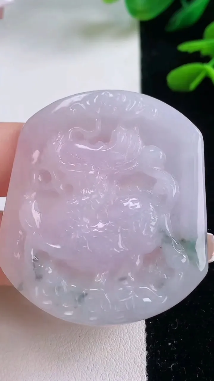 天然A货翡翠紫罗兰飘花麒麟吊坠，尺寸47.8-41.6-3.9，重量:18.45g
12月2日