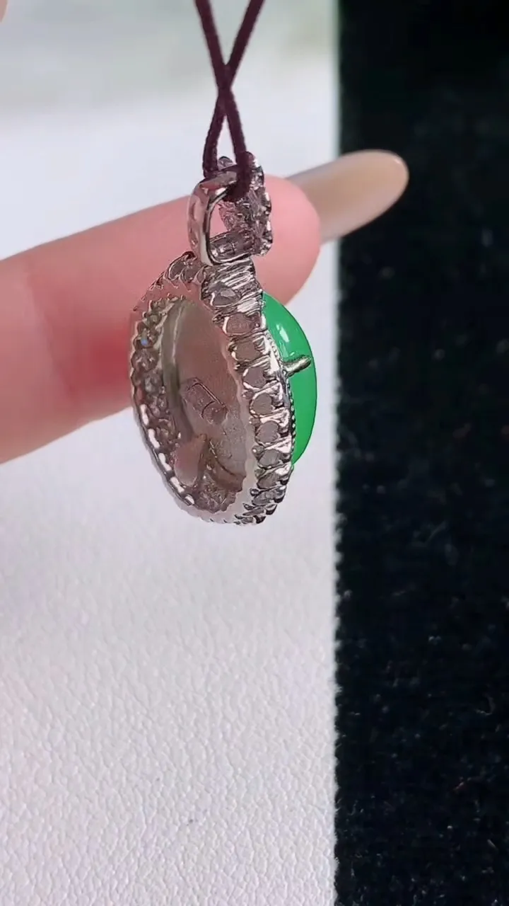 天然A货翡翠蛋面吊坠，尺寸28.8-16.6-8.8，裸石13.4-12.3重量:4.88g
12月2日
