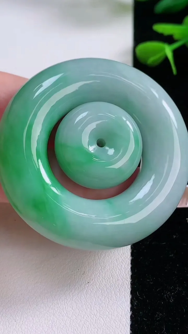 天然A货翡翠母子平安扣吊坠，尺寸47-10，重:49.09g
12月2日