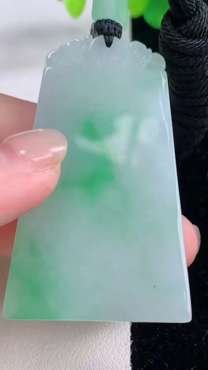 天然A货翡翠仿古无事牌吊坠，尺寸57.7-35.4-6.2，重量:40.14g
12月2日