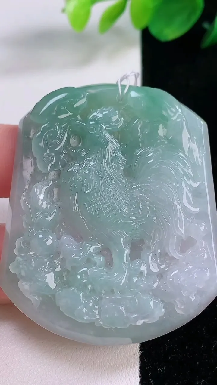 天然A货翡翠生肖鸡吊坠，尺寸55-45.6-5.8，重量:31.64g
12月2日