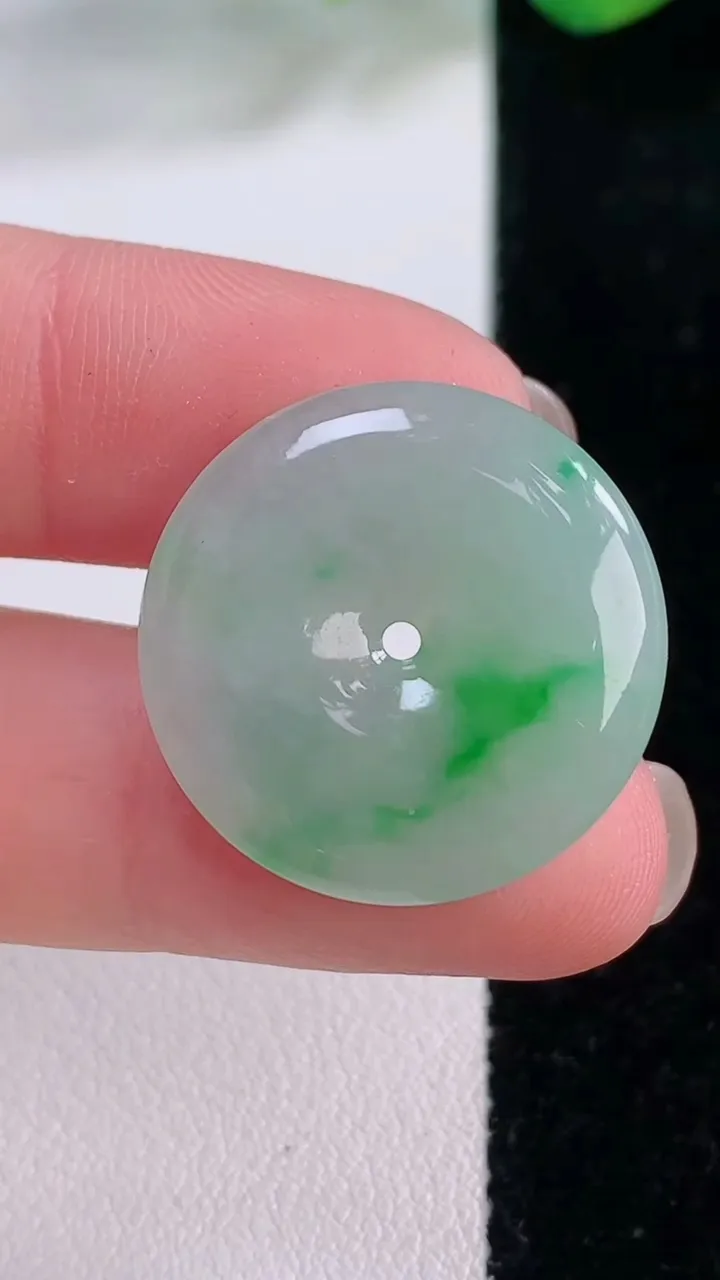 天然A货翡翠平安扣吊坠，尺寸23-4.6，重量:5.21g
12月2日