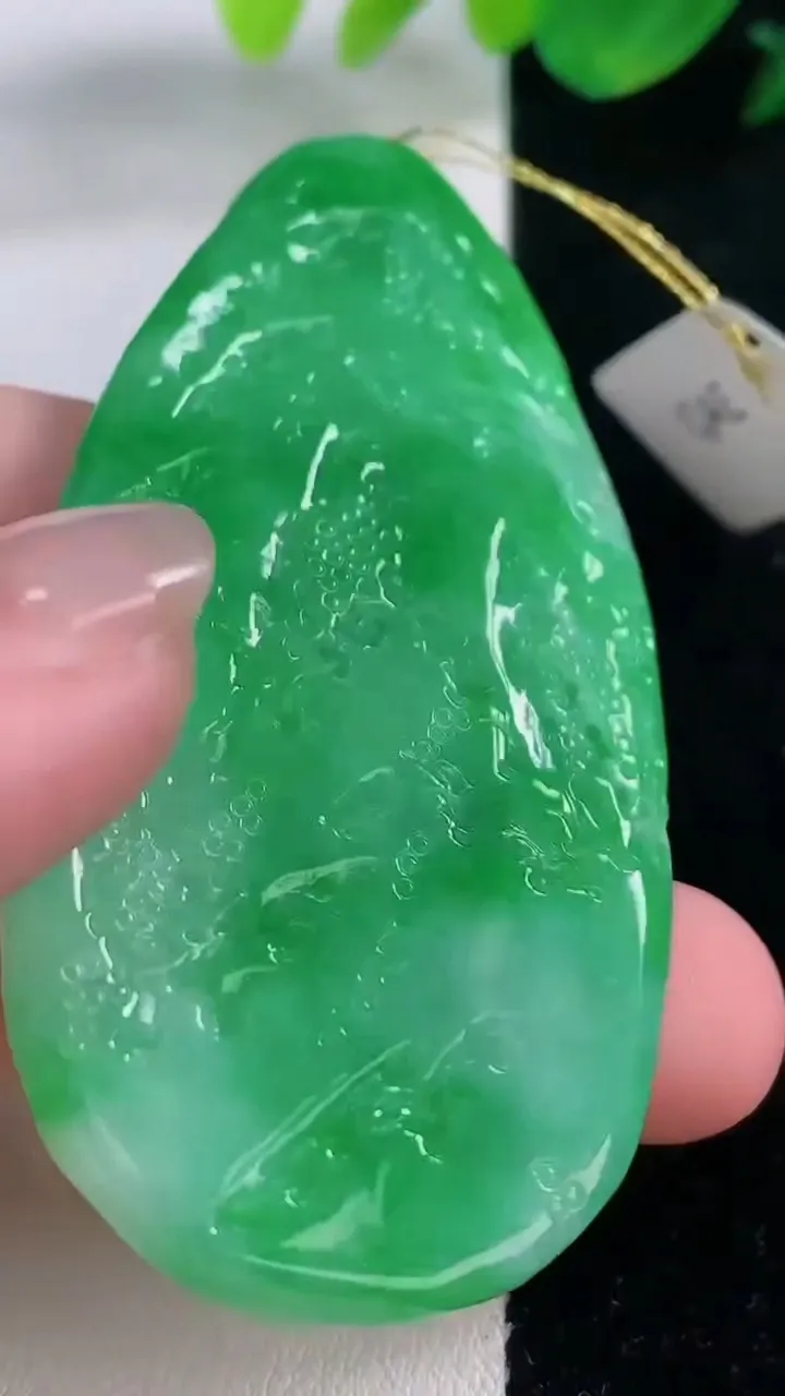 天然A货翡翠山水牌吊坠，尺寸68.6-33.5-5，重量:25.10g
12月2日