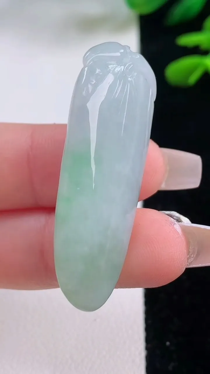 天然A货翡翠福瓜吊坠，尺寸42.4-16.6-11，重量:12.05g
12月2日