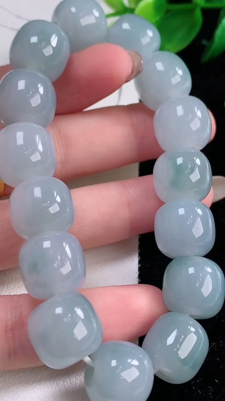 天然A货翡翠种飘花路路通手串，尺寸12-13.4-15颗，重量:7089g12月2日
工厂直销收藏佳品,种好水足，色泽均匀，有种有色，上手高大气！