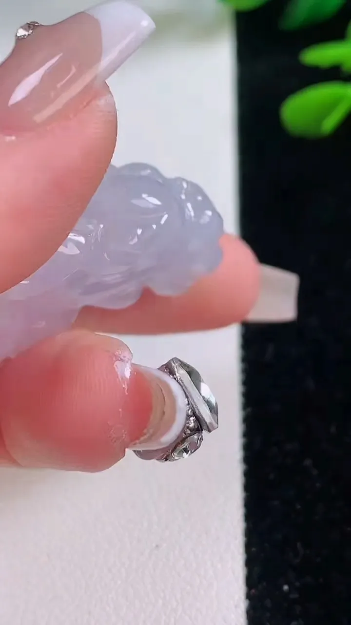 天然A货翡翠貔貅吊坠，尺寸38.4-19.3-12，重量:19.39g
12月2日